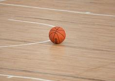 迈阿密热火季后赛小胜丹佛掘金，赵继伟砍下8记关键球，全场沸腾